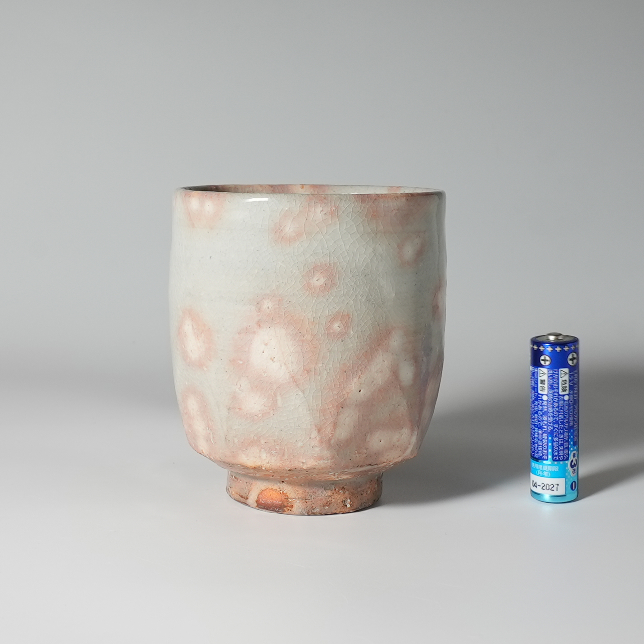 岡田裕 萩灰被 花入 共箱 萩焼 山口県指定無形文化財萩焼保持者 茶道具 湯呑 木箱入 岡田裕 県指定無形文化財 萩焼 | 萩焼屋Hagiyakiya